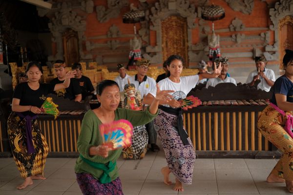 Creating a dance troupe to revitalize the Jogéd Pingitan, a traditional Balinese dance